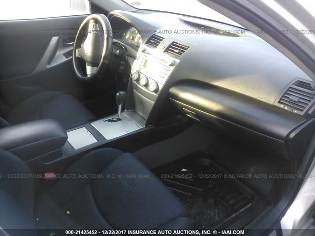 4T1BF3EK5AU051471 - 2010 TOYOTA CAMRY SE/LE/XLE SILVER photo 5