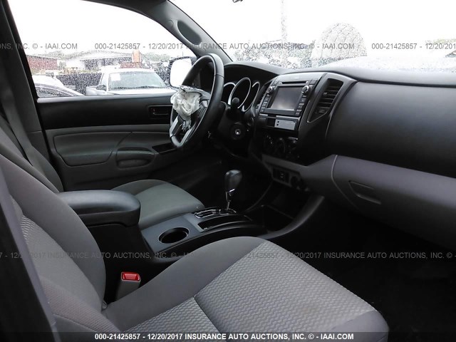5TFLU4EN4DX052497 - 2013 TOYOTA TACOMA DOUBLE CAB ნაცრისფერი ფოტო 5