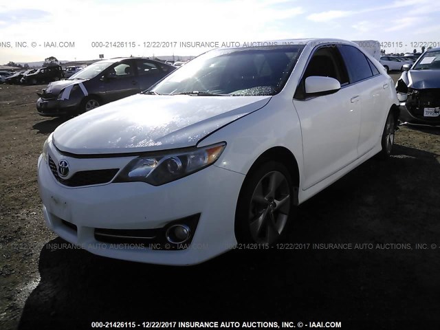 4T1BF1FK7EU751324 - 2014 TOYOTA CAMRY L/SE/LE/XLE WHITE photo 2