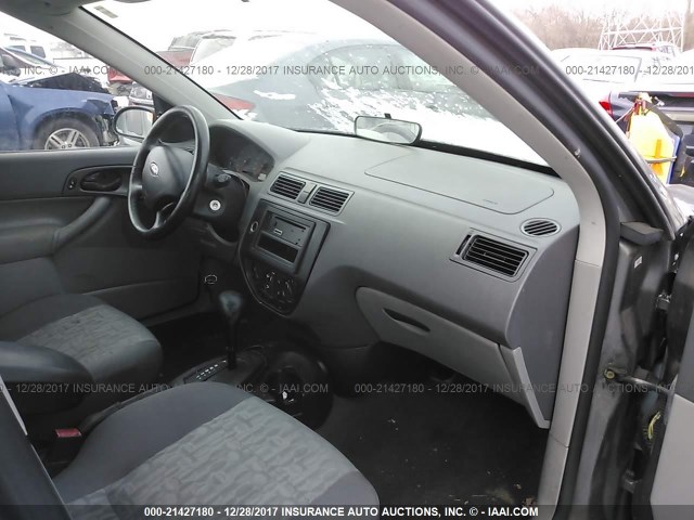 1FAFP34N05W225414 - 2005 FORD FOCUS ZX4 GRAY photo 5