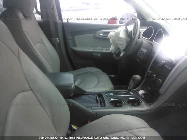 1GNKRFEDXBJ222112 - 2011 CHEVROLET TRAVERSE LS SILVER photo 5