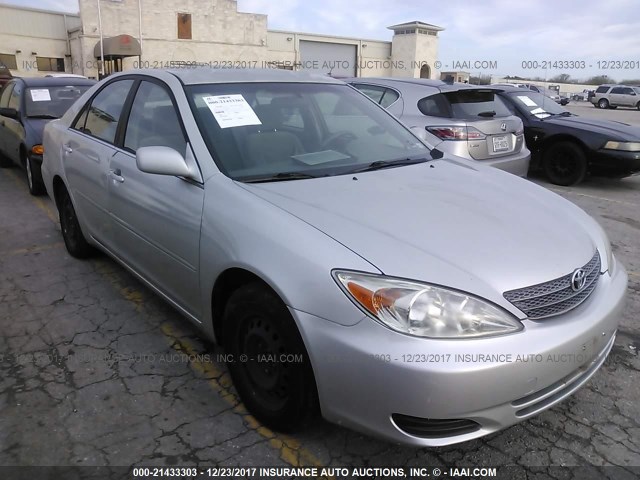 JTDBE32K120104669 - 2002 TOYOTA CAMRY LE/XLE/SE SILVER photo 1