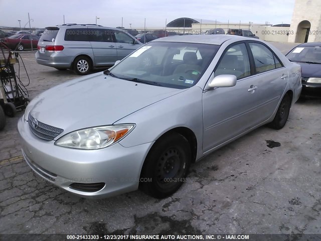 JTDBE32K120104669 - 2002 TOYOTA CAMRY LE/XLE/SE SILVER photo 2