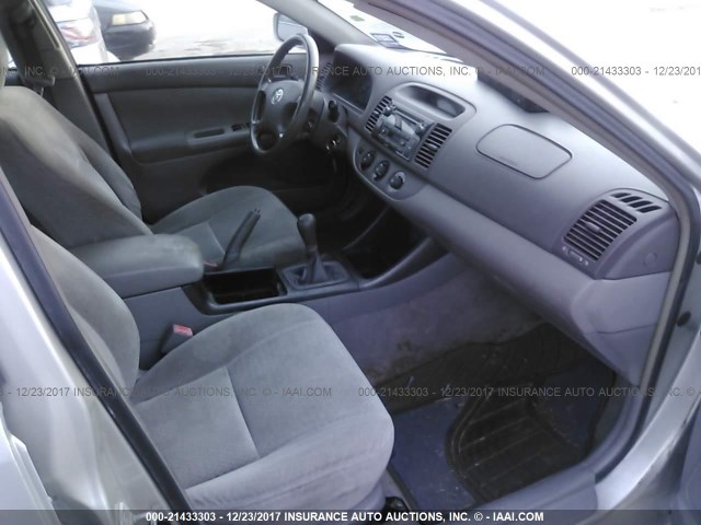 JTDBE32K120104669 - 2002 TOYOTA CAMRY LE/XLE/SE SILVER photo 5