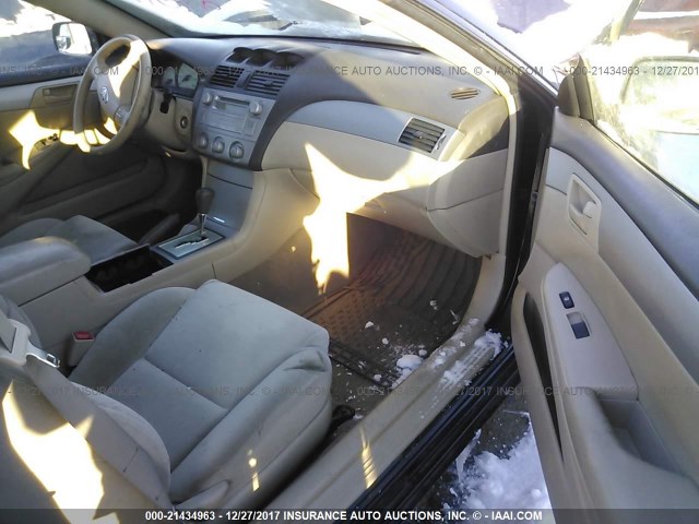 4T1CE38PX5U970922 - 2005 TOYOTA CAMRY SOLARA SE/SLE 黑色 照片 5