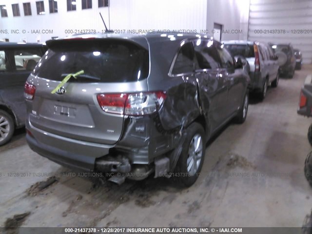 5XYPGDA3XHG262401 - 2017 KIA SORENTO LX/L SILVER photo 4