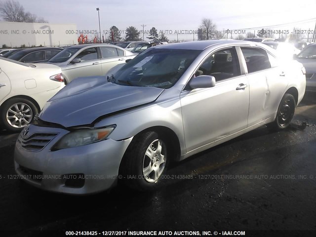 4T1BF3EK0BU137532 - 2011 TOYOTA CAMRY SE/LE/XLE 银色 照片 2