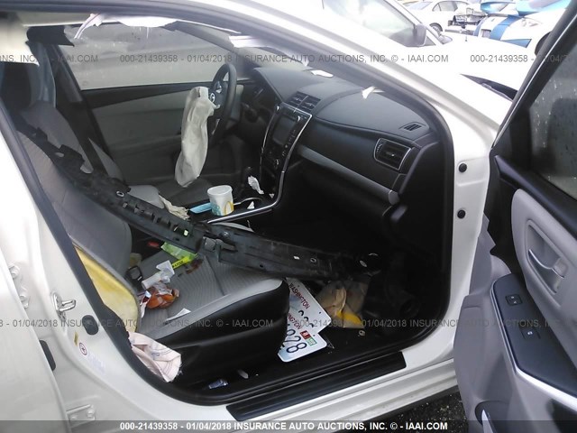 4T1BD1FK0FU156998 - 2015 TOYOTA CAMRY HYBRID/LE/XLE/SE WHITE photo 5