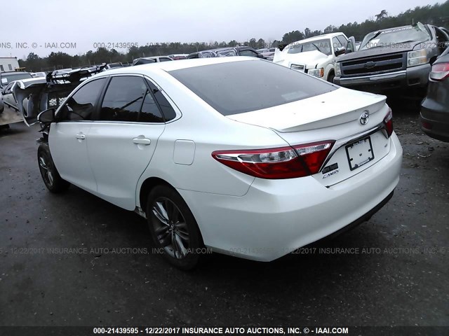 4T1BF1FK0HU296644 - 2017 TOYOTA CAMRY LE/XLE/SE/XSE WHITE photo 3