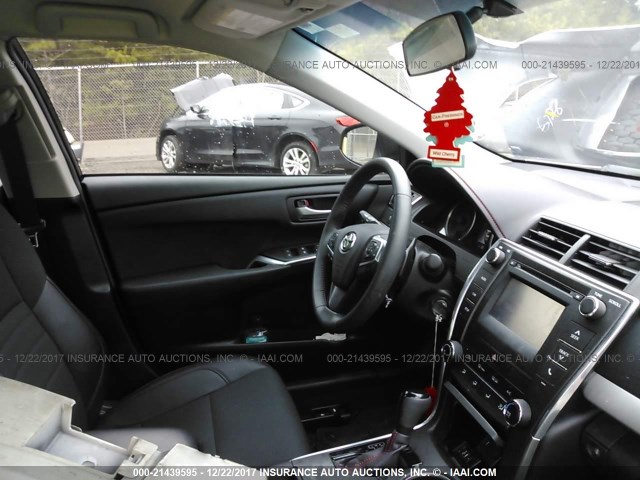 4T1BF1FK0HU296644 - 2017 TOYOTA CAMRY LE/XLE/SE/XSE თეთრი ფოტო 5