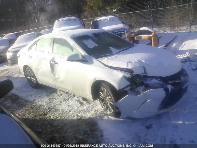 4T1BF1FK6GU553384 - 2016 TOYOTA CAMRY LE/XLE/SE/XSE Weiß Foto 1