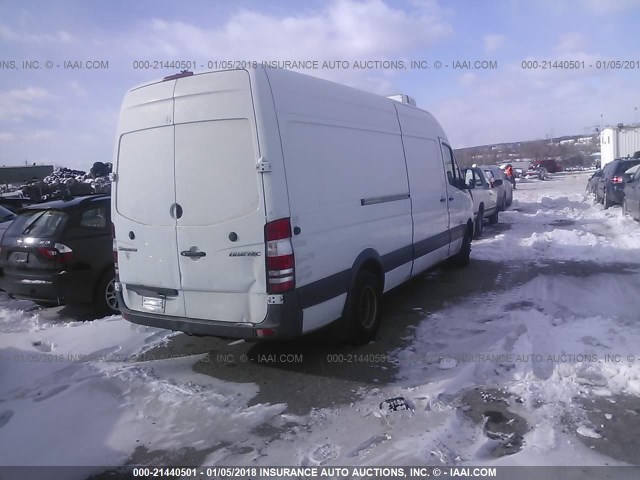 WD3PF1CC3D5751217 - 2013 MERCEDES-BENZ SPRINTER 3500 WHITE photo 4