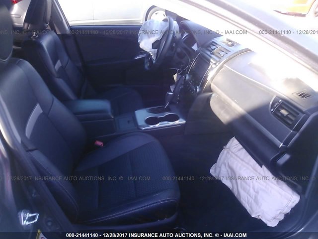 4T1BF1FK1EU381309 - 2014 TOYOTA CAMRY L/SE/LE/XLE 灰色 照片 5