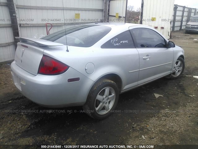 1G2AL15F677126268 - 2007 PONTIAC G5 SILVER photo 4