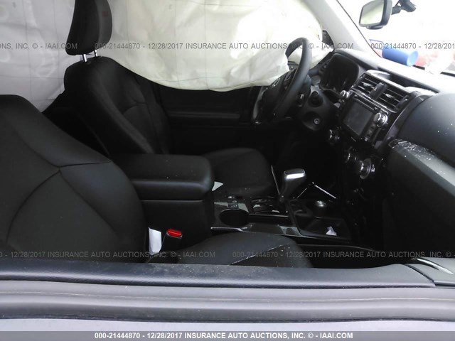 JTEBU5JR7H5471452 - 2017 TOYOTA 4RUNNER SR5 PREM/LTDL/TRAIL/TRD შავი ფოტო 5