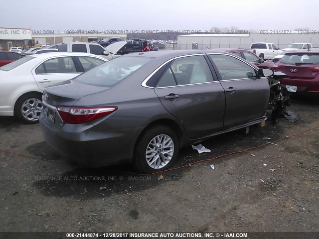 4T1BF1FK2HU328803 - 2017 TOYOTA CAMRY LE/XLE/SE/XSE GRAY photo 4