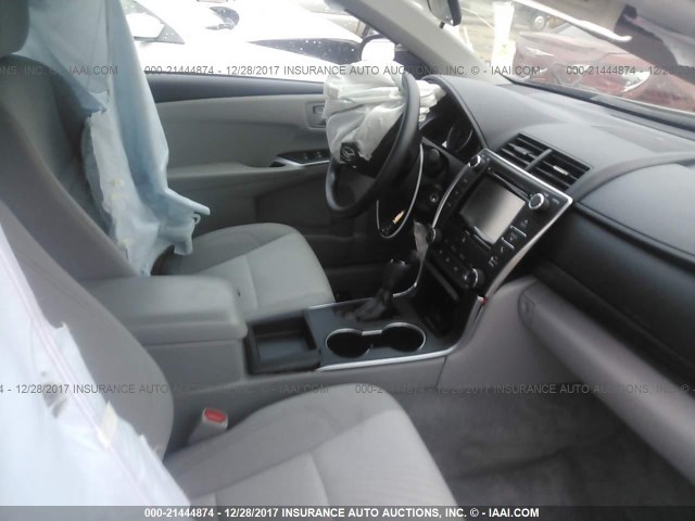 4T1BF1FK2HU328803 - 2017 TOYOTA CAMRY LE/XLE/SE/XSE GRAY photo 5