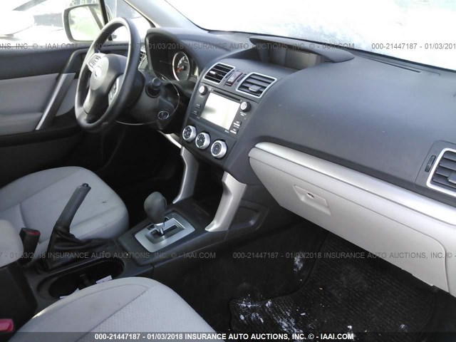 JF2SJABCXGH521176 - 2016 SUBARU FORESTER 2.5I GRAY photo 5