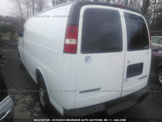 1GCFG15X331215744 - 2003 CHEVROLET EXPRESS G1500  WHITE photo 3