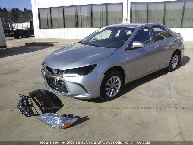 4T1BF1FK1HU731669 - 2017 TOYOTA CAMRY LE/XLE/SE/XSE SILVER photo 2