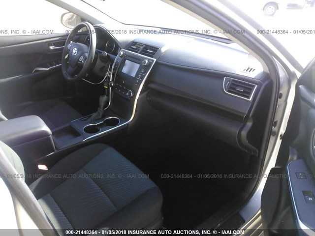 4T1BF1FK1HU731669 - 2017 TOYOTA CAMRY LE/XLE/SE/XSE SILVER photo 5