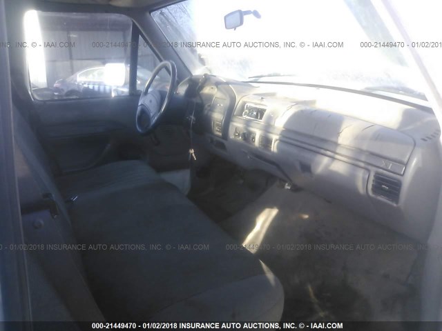 1FDHF37H3SEA53498 - 1995 FORD F350 WHITE photo 5