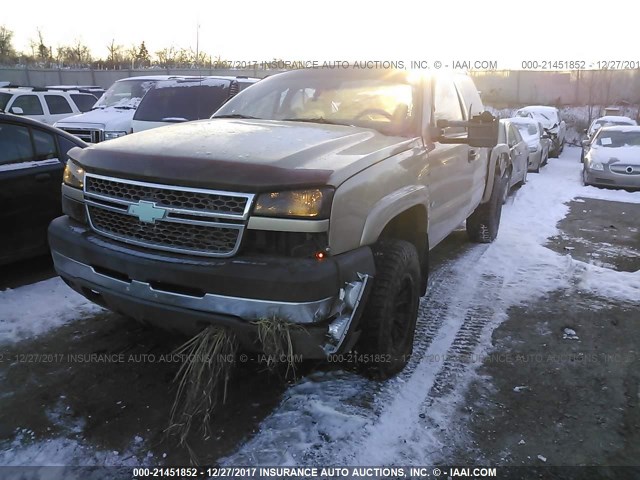 1GCHK29UX5E163425 - 2005 CHEVROLET SILVERADO K2500 HEAVY DUTY TAN photo 2