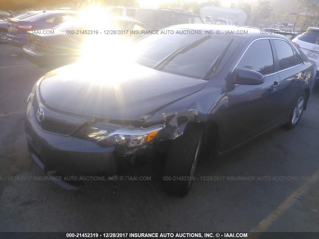 4T1BF1FK2EU814894 - 2014 TOYOTA CAMRY L/SE/LE/XLE 灰色 照片 2