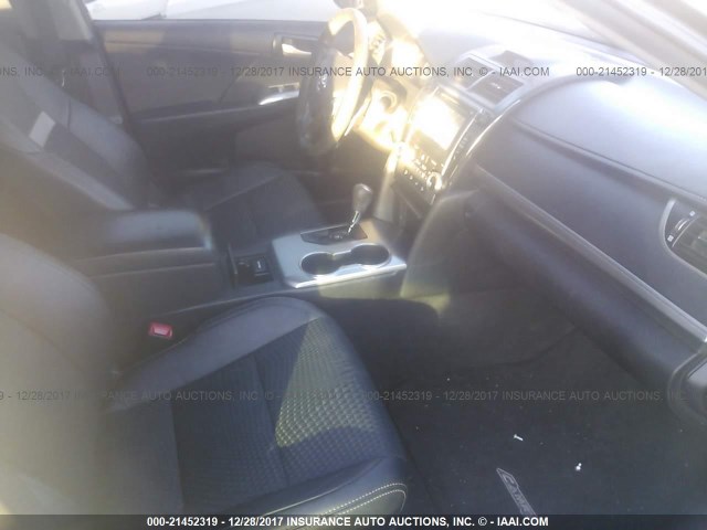 4T1BF1FK2EU814894 - 2014 TOYOTA CAMRY L/SE/LE/XLE 灰色 照片 5