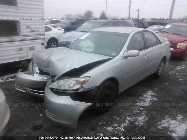4T1BE32K13U773546 - 2003 TOYOTA CAMRY LE/XLE/SE SILVER photo 2