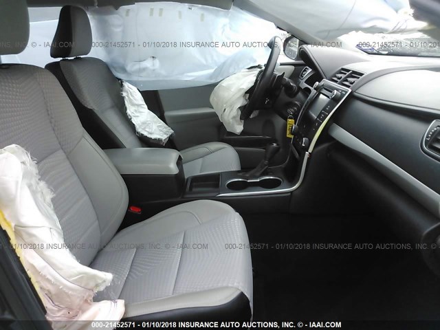 4T1BF1FK2FU920716 - 2015 TOYOTA CAMRY LE/XLE/SE/XSE Schwarz Foto 5