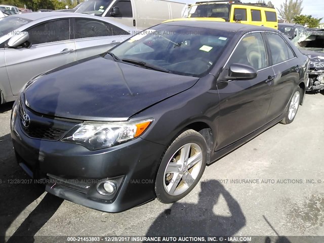 4T1BF1FK4DU687368 - 2013 TOYOTA CAMRY L/SE/LE/XLE GRAY photo 2