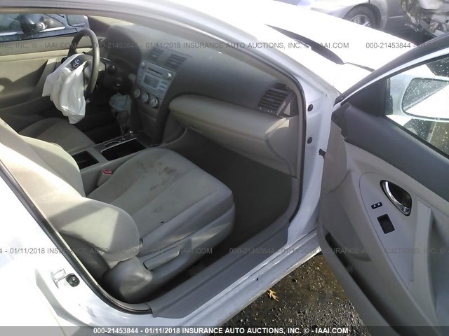 4T1BE46K69U920677 - 2009 TOYOTA CAMRY SE/LE/XLE WHITE photo 5