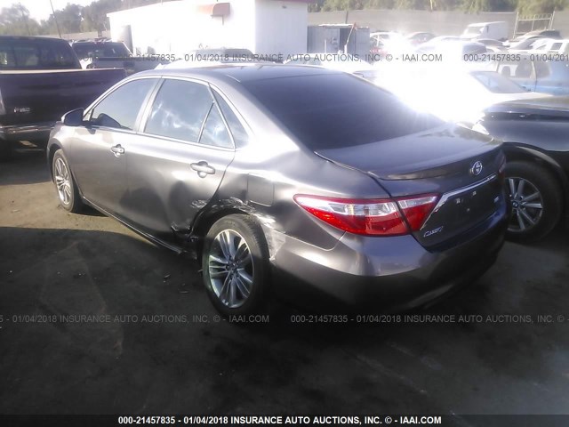 4T1BF1FK5GU203826 - 2016 TOYOTA CAMRY LE/XLE/SE/XSE GRAY photo 3