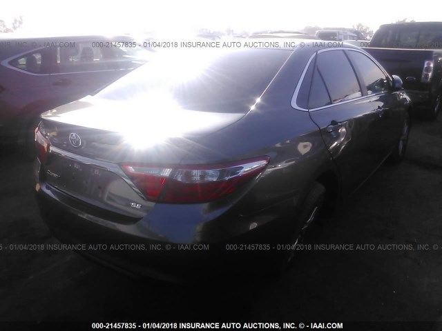 4T1BF1FK5GU203826 - 2016 TOYOTA CAMRY LE/XLE/SE/XSE GRAY photo 4