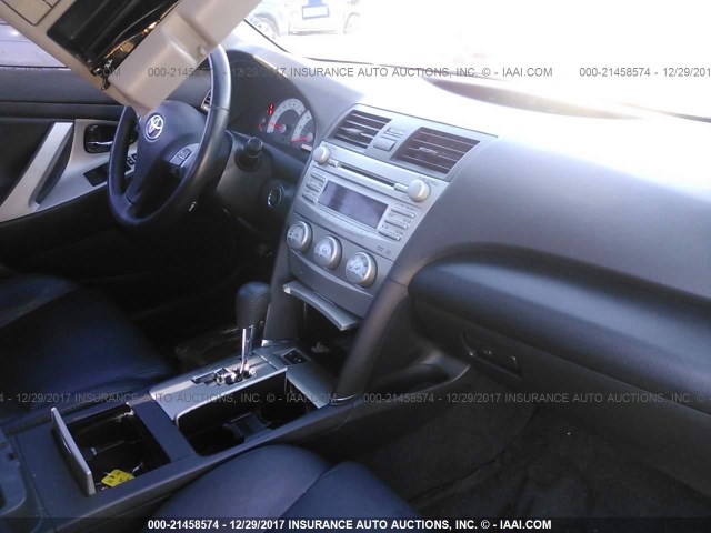 4T1BF3EK7BU230743 - 2011 TOYOTA CAMRY SE/LE/XLE Серый фото 5