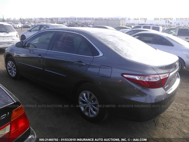 4T1BF1FK3HU696441 - 2017 TOYOTA CAMRY LE/XLE/SE/XSE GRAY photo 3