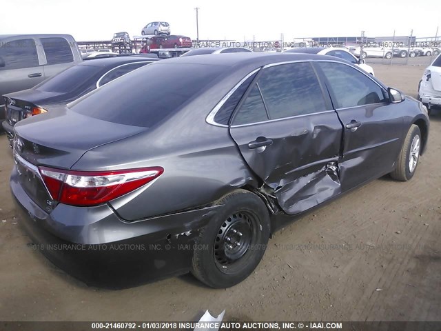 4T1BF1FK3HU696441 - 2017 TOYOTA CAMRY LE/XLE/SE/XSE GRAY photo 4