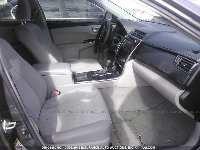 4T1BF1FK3HU696441 - 2017 TOYOTA CAMRY LE/XLE/SE/XSE GRAY photo 5