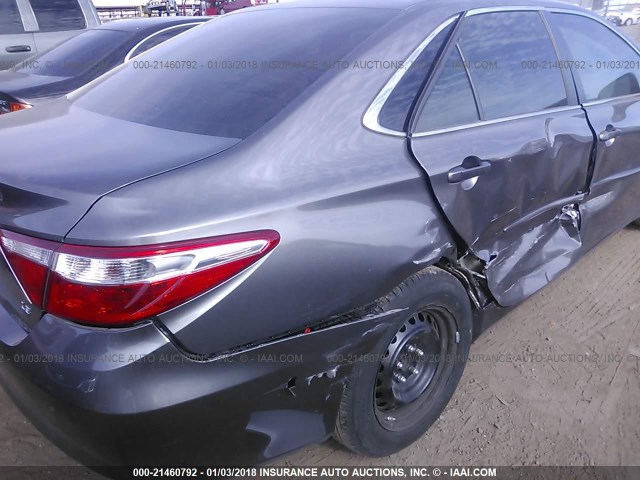 4T1BF1FK3HU696441 - 2017 TOYOTA CAMRY LE/XLE/SE/XSE GRAY photo 6