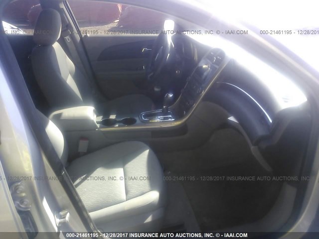 1G11B5SA8DF161502 - 2013 CHEVROLET MALIBU LS 银色 照片 5