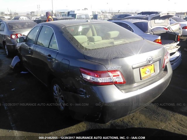 4T4BF3EK1BR150442 - 2011 TOYOTA CAMRY SE/LE/XLE GRAY photo 3