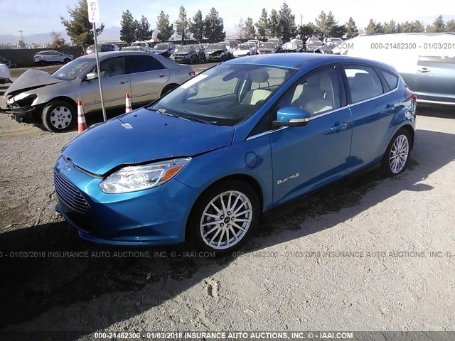 1FAHP3R47CL471075 - 2012 FORD FOCUS BEV Light Blue photo 2