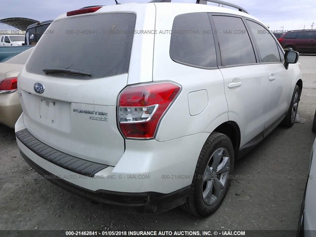 JF2SJABC2FH448240 - 2015 SUBARU FORESTER 2.5I WHITE photo 4