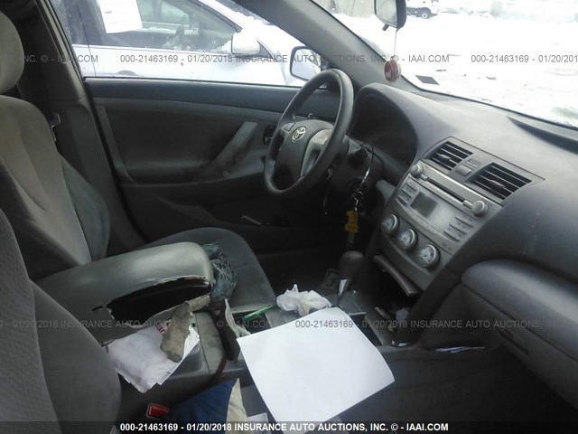 4T4BF3EK8AR015456 - 2010 TOYOTA CAMRY SE/LE/XLE GRAY photo 5