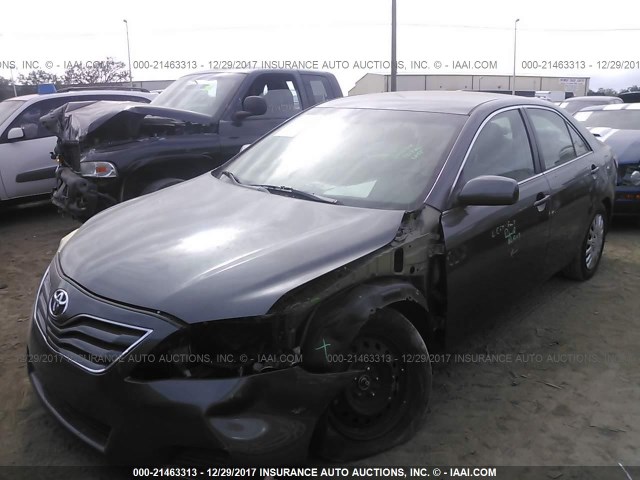 4T4BF3EK6BR163655 - 2011 TOYOTA CAMRY SE/LE/XLE ნაცრისფერი ფოტო 2