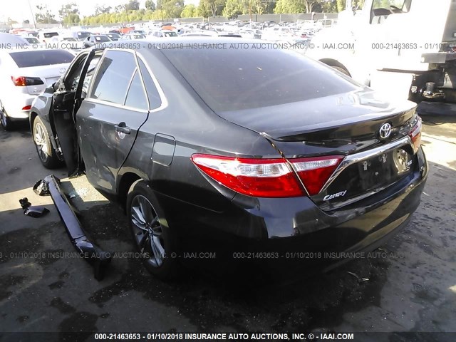 4T1BF1FK3GU552905 - 2016 TOYOTA CAMRY LE/XLE/SE/XSE BLACK photo 3