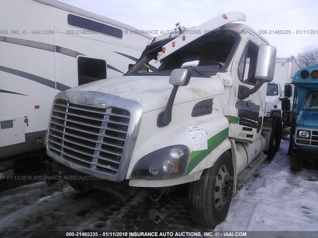 1FUJGBD97FLGJ7175 - 2015 FREIGHTLINER CASCADIA 113  WHITE photo 2