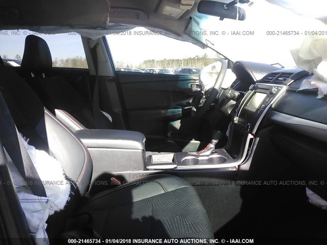 4T1BF1FK2HU400082 - 2017 TOYOTA CAMRY LE/XLE/SE/XSE Schwarz Foto 5