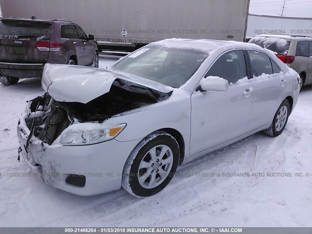 4T4BF3EKXBR193953 - 2011 TOYOTA CAMRY SE/LE/XLE SILVER photo 2